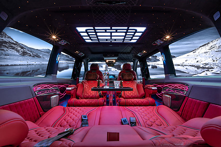 Choose a car. First, look at the car seat leather.